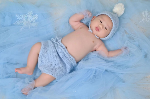 北流三个月宝宝挠耳朵 北流三个月宝宝挠耳朵